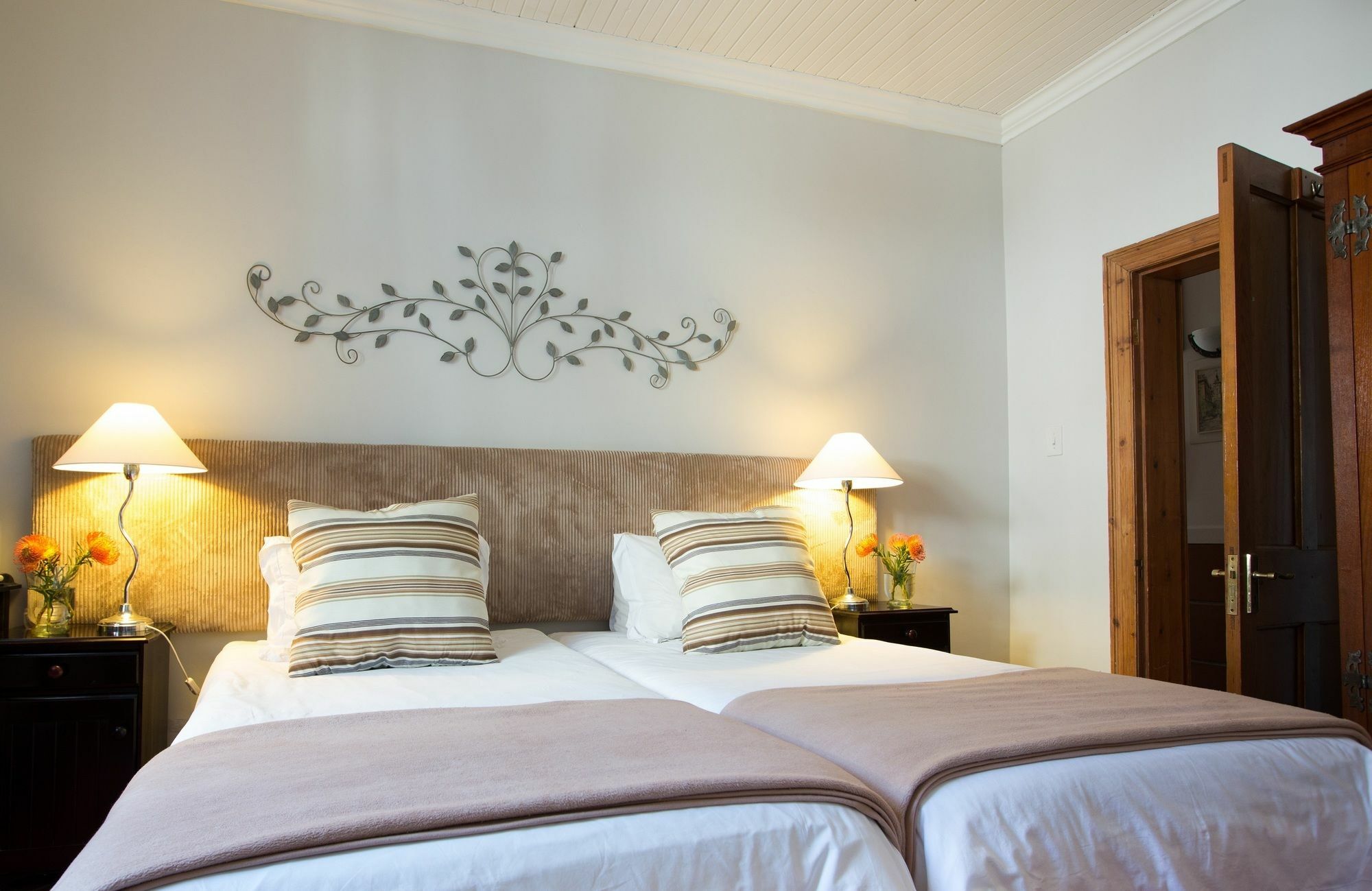 Loddey'S Guest House - By Beach Collection 斯特兰德 外观 照片